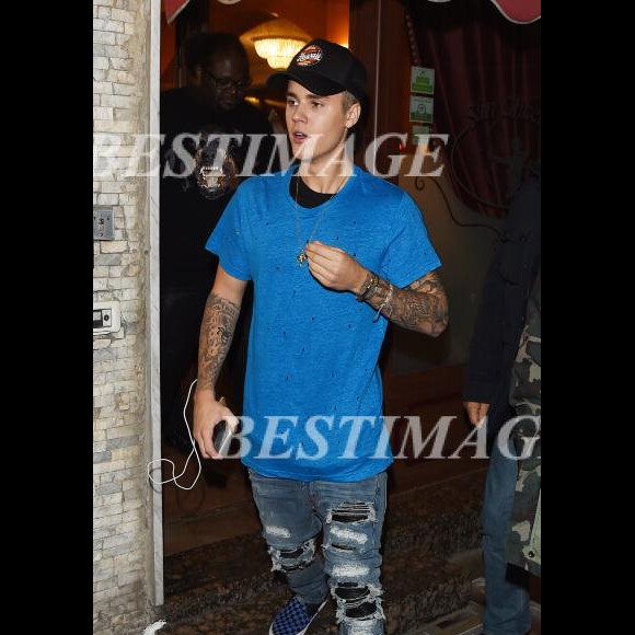 Le chanteur Justin Bieber quitte un restaurant de Milan le 26 octobre 2015.