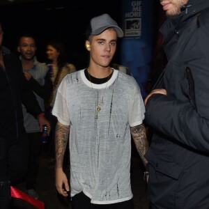 Justin Bieber arrive en boîte de nuit après les MTV Europe Music Awards 2015 à Milan, le 25 octobre 2015.