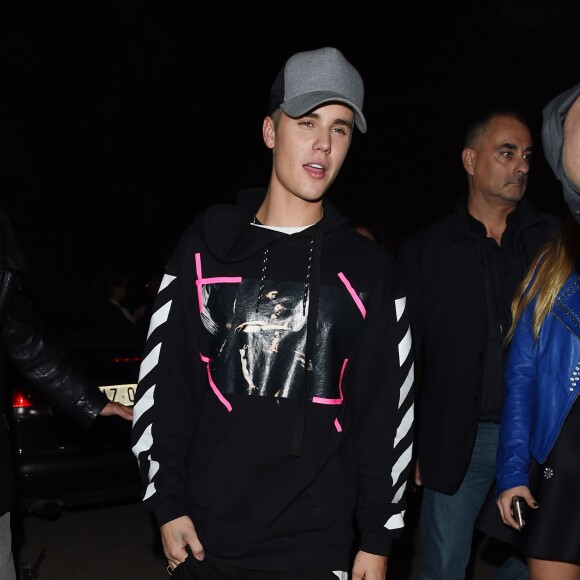 Justin Bieber arrive en boîte de nuit après les MTV Europe Music Awards 2015 à Milan, le 25 octobre 2015.