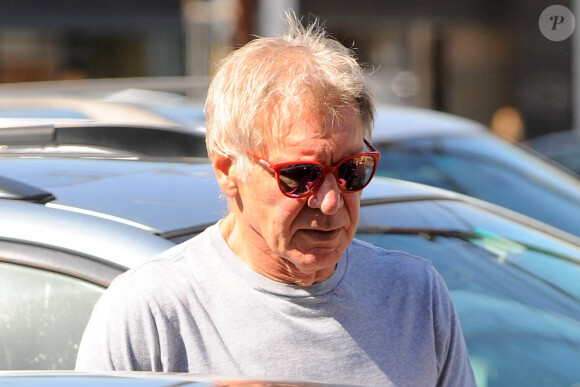 Exclusif - Harrison Ford se promène dans les rues de Brentwood, le 3 octobre 2015.