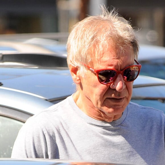 Exclusif - Harrison Ford se promène dans les rues de Brentwood, le 3 octobre 2015.