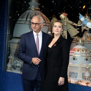 Paolo De Cesare, directeur du Printemps Haussmann, et l'actrice Kate Winslet assistent à l'inauguration des vitrines de Noël du Printemps Haussmann. Paris, le 6 novembre 2015.