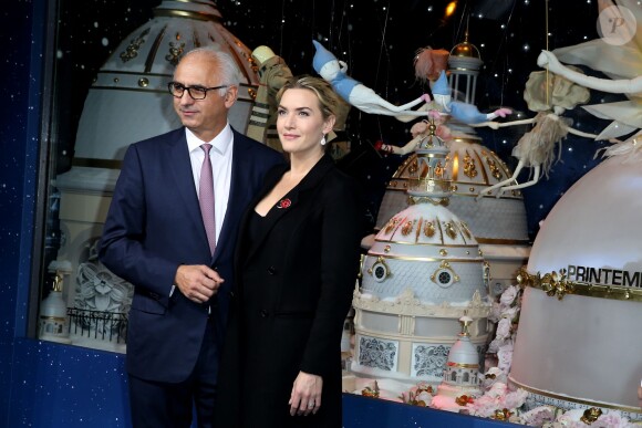 Paolo De Cesare, directeur du Printemps Haussmann, et l'actrice Kate Winslet assistent à l'inauguration des vitrines de Noël du Printemps Haussmann. Paris, le 6 novembre 2015.