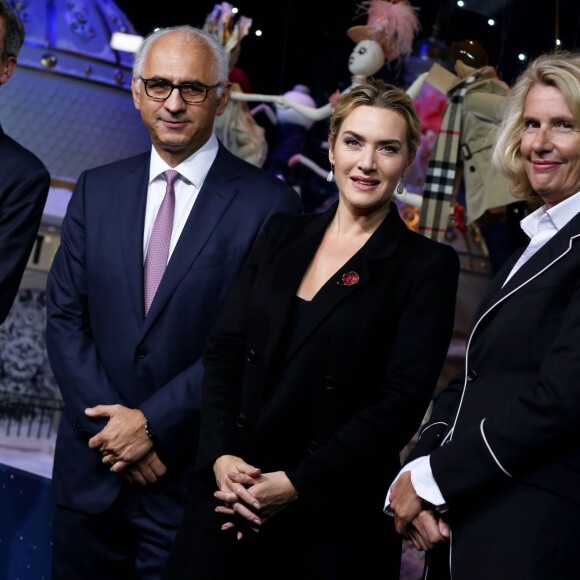 Le metteur en scène Philippe Decouflé, Paolo De Cesare (directeur du Printemps Haussmann), Kate Winslet et Françoise Lehmann (directrice générale de Lancôme International) assistent à l'inauguration des vitrines de Noël du Printemps Haussmann. Paris, le 6 novembre 2015.