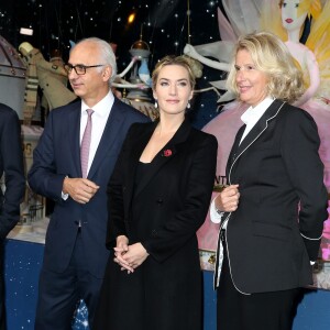 Paolo De Cesare (directeur du Printemps Haussmann), Kate Winslet et Françoise Lehmann (directrice générale de Lancôme International) assistent à l'inauguration des vitrines de Noël du Printemps Haussmann. Paris, le 6 novembre 2015.