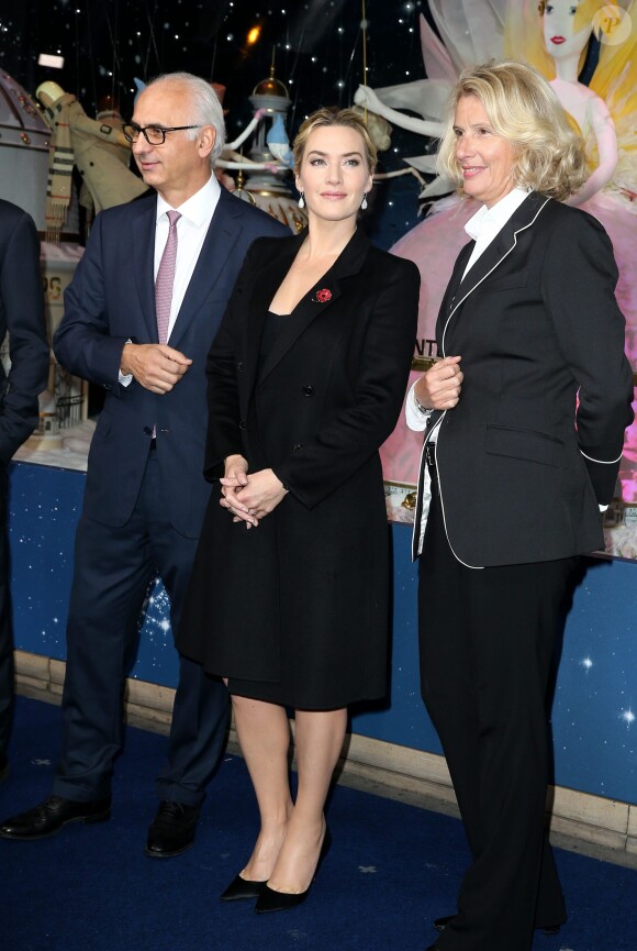 Paolo De Cesare (directeur du Printemps Haussmann), Kate Winslet et Françoise Lehmann (directrice générale de Lancôme International) assistent à l'inauguration des vitrines de Noël du Printemps Haussmann. Paris, le 6 novembre 2015.