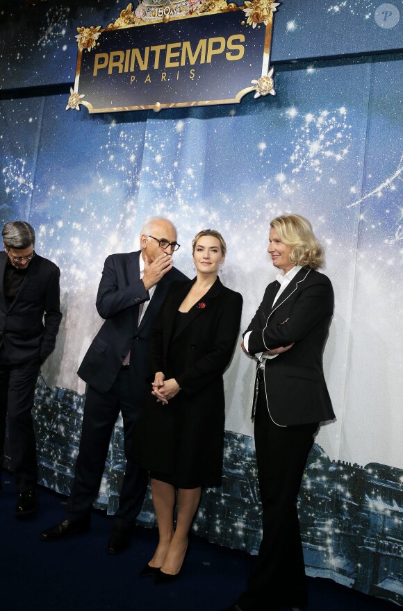 Le metteur en scène Philippe Decouflé, Paolo De Cesare (directeur du Printemps Haussmann), Kate Winslet et Françoise Lehmann (directrice générale de Lancôme International) assistent à l'inauguration des vitrines de Noël du Printemps Haussmann. Paris, le 6 novembre 2015.