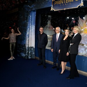 Le metteur en scène Philippe Decouflé, Paolo De Cesare (directeur du Printemps Haussmann), Kate Winslet et Françoise Lehmann (directrice générale de Lancôme International) assistent à l'inauguration des vitrines de Noël du Printemps Haussmann. Paris, le 6 novembre 2015.
