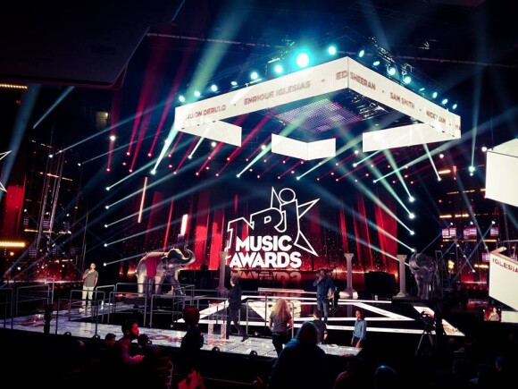 La scène des NRJ Music Awards à quelques heures de la grande cérémonie, le samedi 7 novembre 2015.