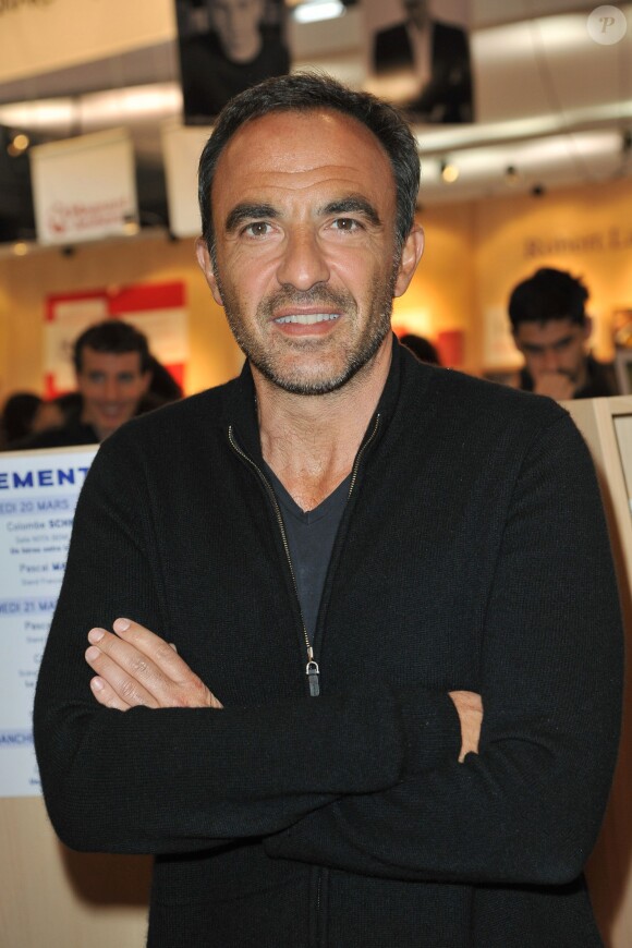 Nikos Aliagas au 35e Salon du Livre à la Porte de Versailles à Paris, le 21 mars 2015.
