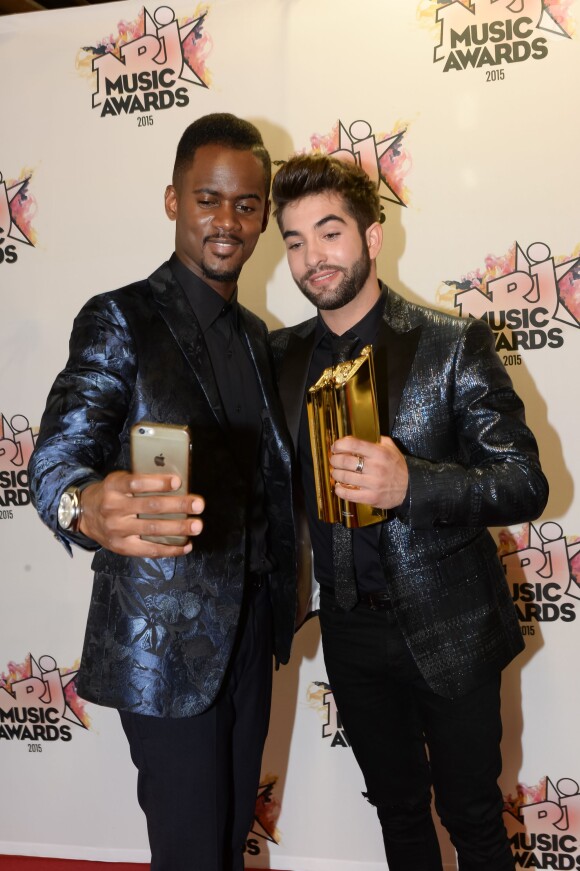 Exclusif - Black M et Kendji Girac dans les coulisses de la 17e cérémonie des NRJ Music Awards 2015 au Palais des Festivals à Cannes, le 7 novembre 2015.