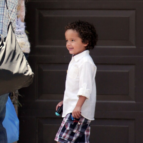 Mariah Carey se promène avec son fils Moroccan Cannon dans les rues de Los Angeles. Le 31 juillet 2015.