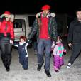 Mariah Carey, Moroccan Cannon, Nick Cannon, Monroe Cannon - Mariah Carey, son mari Nick Cannon et leurs jumeaux Moroccan et Monroe sortent se promener a Aspen, le 23 decembre 2013 ou ils passent quelques jours.