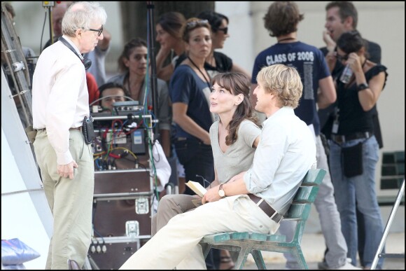 Carla Bruni-Sarkozy sur le tournage du film de Woody Allen, Minuit à Paris avec également Owen Wilson - Paris le 28 juillet 2010