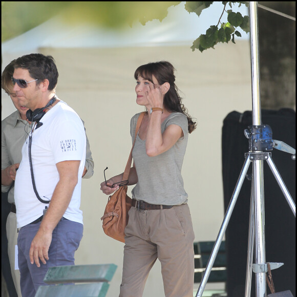 Carla Bruni-Sarkozy sur le tournage du film de Woody Allen, Minuit à Paris avec également Owen Wilson - Paris le 28 juillet 2010