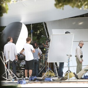 Carla Bruni-Sarkozy sur le tournage du film de Woody Allen, Minuit à Paris avec également Owen Wilson - Paris le 28 juillet 2010