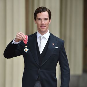 Benedict Cumberbatch honoré par la reine, au palais de Buckingham à Londres le 10 novembre 2015.