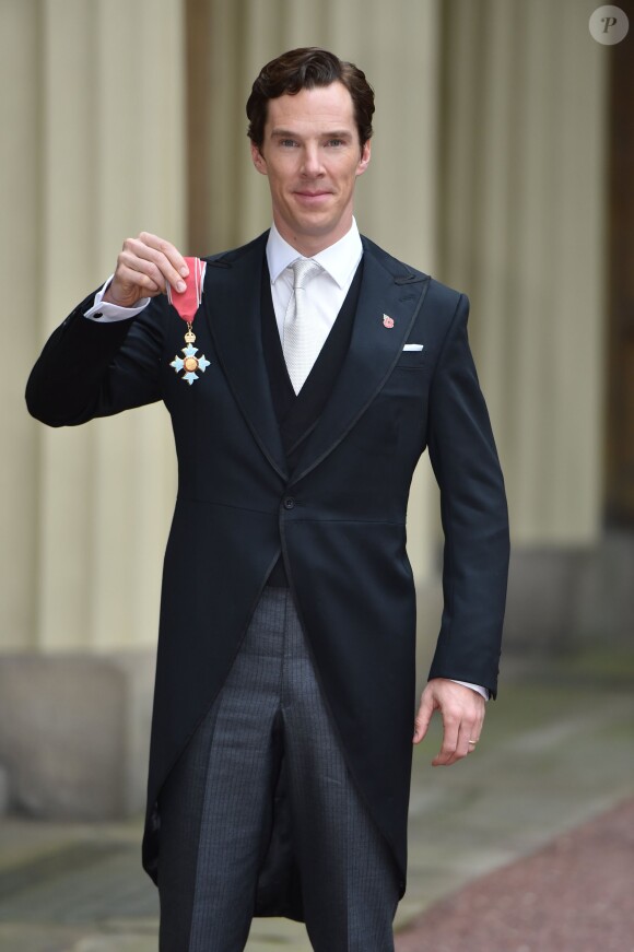 Benedict Cumberbatch honoré par la reine, au palais de Buckingham à Londres le 10 novembre 2015.