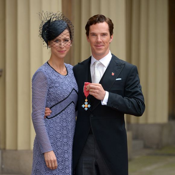 Benedict Cumberbatch, accompagné de sa femme Sophie Hunter, a reçu la médaille de l'Ordre de l'Empire britannique, au palais de Buckingham à Londres le 10 novembre 2015.