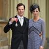 Benedict Cumberbatch, accompagné de sa femme Sophie Hunter, a reçu la médaille de l'Ordre de l'Empire britannique, au palais de Buckingham à Londres le 10 novembre 2015.