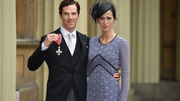 Benedict Cumberbatch décoré par Elizabeth II, sous les yeux de son épouse, fière