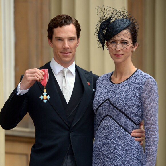 Benedict Cumberbatch, accompagné de sa femme Sophie Hunter, a reçu la médaille de l'Ordre de l'Empire britannique, au palais de Buckingham à Londres le 10 novembre 2015.