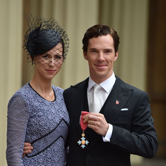 Benedict Cumberbatch, accompagné de sa femme Sophie Hunter, a reçu la médaille de l'Ordre de l'Empire britannique, au palais de Buckingham à Londres le 10 novembre 2015.
