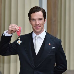 Benedict Cumberbatch honoré par la reine, au palais de Buckingham à Londres le 10 novembre 2015.