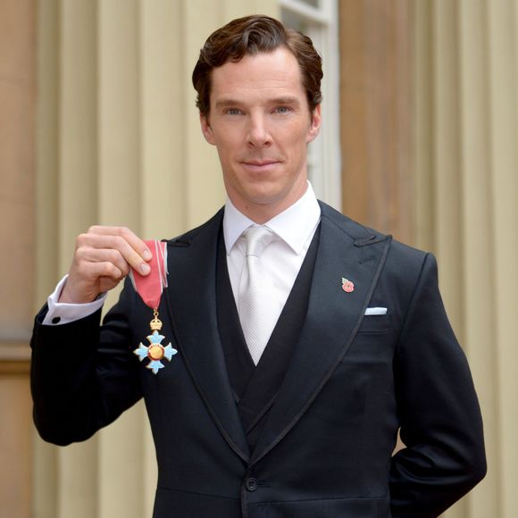 Benedict Cumberbatch honoré par la reine, au palais de Buckingham à Londres le 10 novembre 2015.