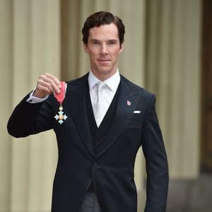 Benedict Cumberbatch honoré par la reine, au palais de Buckingham à Londres le 10 novembre 2015.