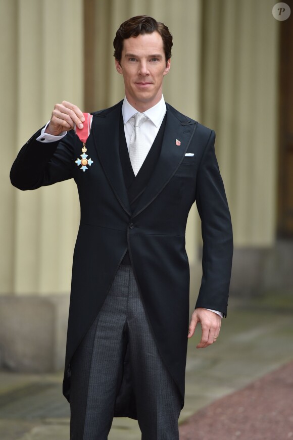 Benedict Cumberbatch honoré par la reine, au palais de Buckingham à Londres le 10 novembre 2015.