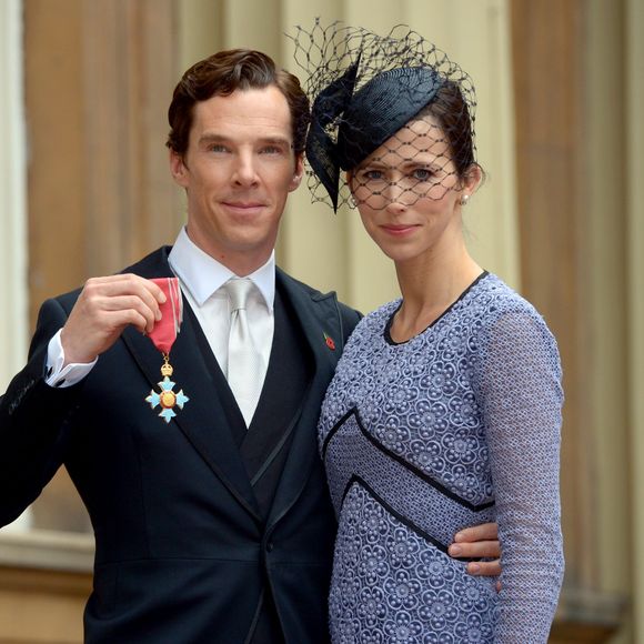 Benedict Cumberbatch, accompagné de sa femme Sophie Hunter, a reçu la médaille de l'Ordre de l'Empire britannique, au palais de Buckingham à Londres le 10 novembre 2015.