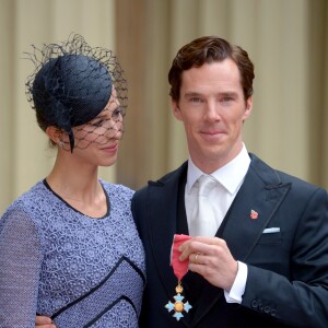 Benedict Cumberbatch et sa femme Sophie Hunter, fière, au palais de Buckingham à Londres le 10 novembre 2015.