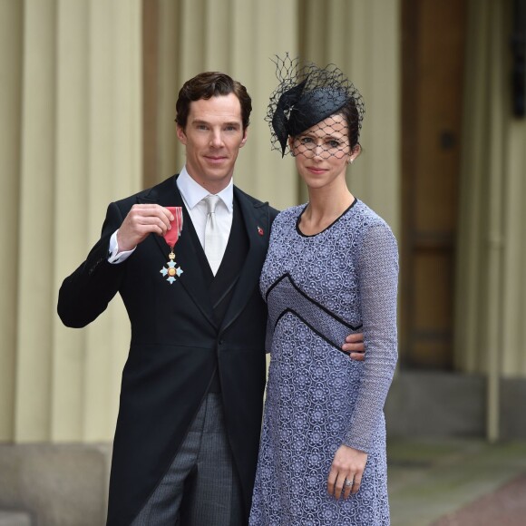 Benedict Cumberbatch, accompagné de sa femme Sophie Hunter, a reçu la médaille de l'Ordre de l'Empire britannique, au palais de Buckingham à Londres le 10 novembre 2015.