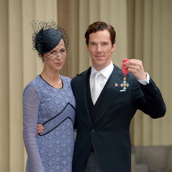 Benedict Cumberbatch, accompagné de sa femme Sophie Hunter, a reçu la médaille de l'Ordre de l'Empire britannique, au palais de Buckingham à Londres le 10 novembre 2015.