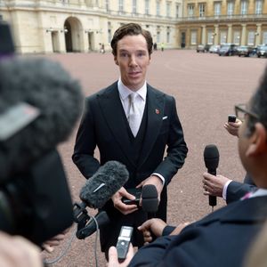 Benedict Cumberbatch honoré par la reine, au palais de Buckingham à Londres le 10 novembre 2015.