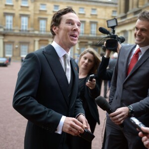 Benedict Cumberbatch honoré par la reine, au palais de Buckingham à Londres le 10 novembre 2015.