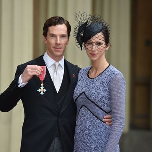 Benedict Cumberbatch, accompagné de sa femme Sophie Hunter, a reçu la médaille de l'Ordre de l'Empire britannique, au palais de Buckingham à Londres le 10 novembre 2015.