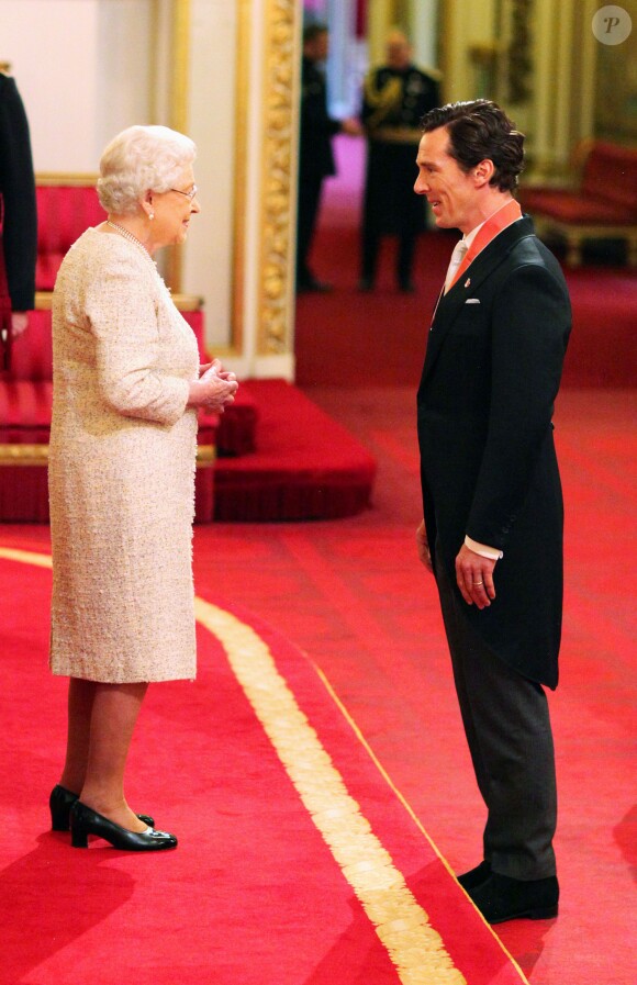 Benedict Cumberbatch reçoit la médaille du CBE (Commander of the Order of the British Empire) des mains de la reine Elizabeth II, à Buckingham Palace, le 10 novembre 2015.