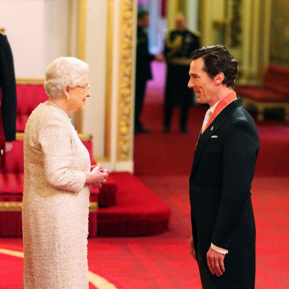 Benedict Cumberbatch reçoit la médaille du CBE (Commander of the Order of the British Empire) des mains de la reine Elizabeth II, à Buckingham Palace, le 10 novembre 2015.