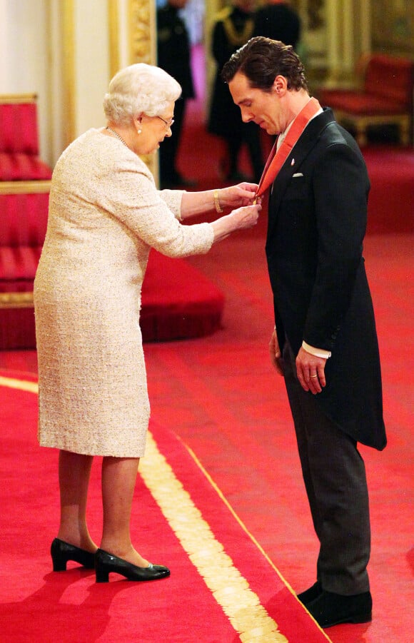 Benedict Cumberbatch reçoit la médaille du CBE (Commandeur de l'ordre de l'Empire britannique) des mains de la reine Elizabeth II, à Buckingham Palace, le 10 novembre 2015.