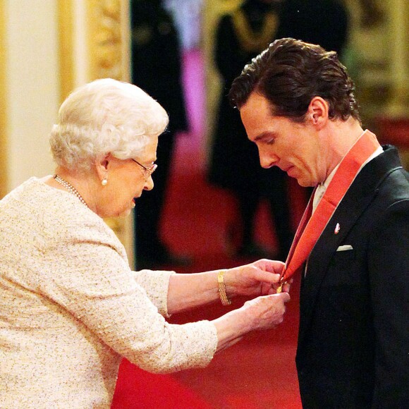 Benedict Cumberbatch reçoit la médaille du CBE (Commander of the Order of the British Empire) des mains de la reine Elizabeth II, à Buckingham Palace, le 10 novembre 2015.