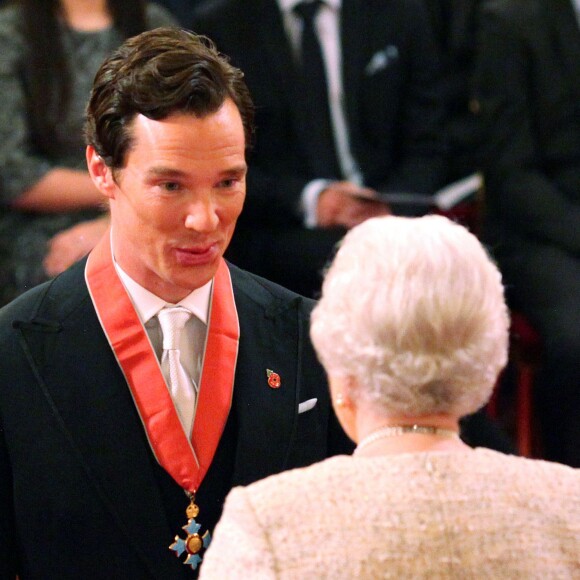 Benedict Cumberbatch reçoit la médaille du CBE (Commander of the Order of the British Empire) des mains de la reine Elizabeth II, à Buckingham Palace, le 10 novembre 2015.