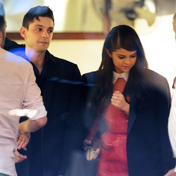 Selena Gomez lors d'un dîner chez Cipriani à New York avec Samuel Krost et Anthony "Cully" Smoller à New York le 9 novembre 2015