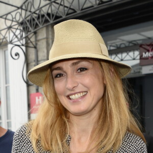 Julie Gayet quitte l'hôtel Mercure pour se rendre à une projection privée à l'espace Franquin lors du 8e édition du Festival du film francophone d'Angoulême.