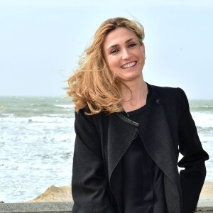 La productrice Julie Gayet pose pour le photocall du film "La Voz En Off" à l'occasion de l'ouverture du Festival du Film de Cabourg le 10 juin 2015.