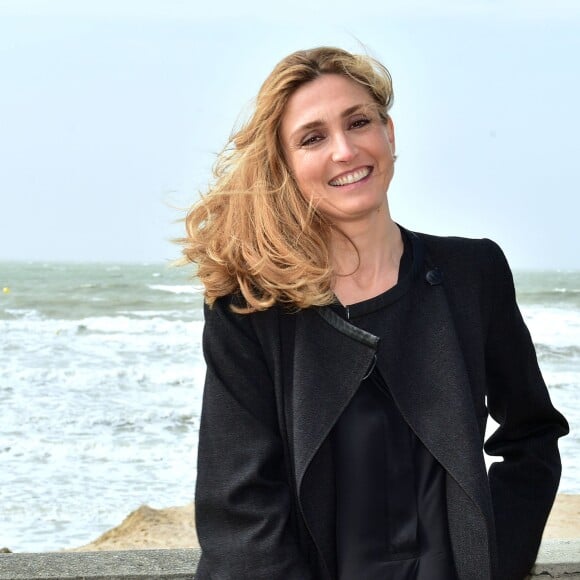 La productrice Julie Gayet pose pour le photocall du film "La Voz En Off" à l'occasion de l'ouverture du Festival du Film de Cabourg le 10 juin 2015.