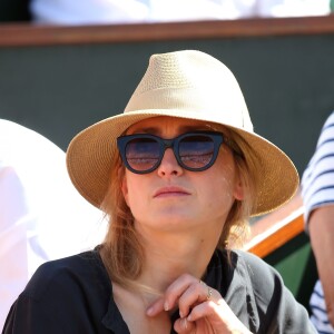 Julie Gayet dans les tribunes des Internationaux de France de tennis de Roland Garros à Paris le 4 juin 2015.