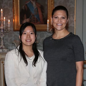 La princesse Victoria de Suède, enceinte de son deuxième enfant, recevait le 12 novembre 2015 la princesse Ayako de Takamado en audience au palais royal à Stockholm.