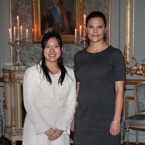 La princesse Victoria de Suède, enceinte de son deuxième enfant, recevait le 12 novembre 2015 la princesse Ayako de Takamado en audience au palais royal à Stockholm.